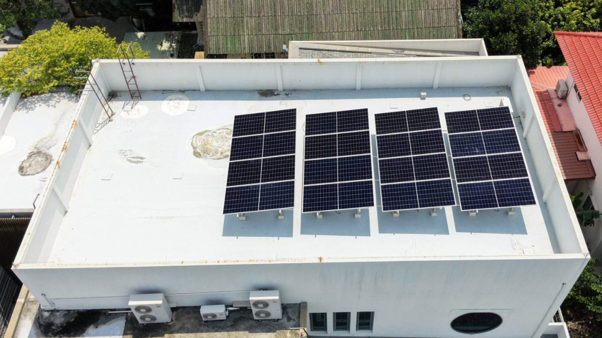 โซล่าเซลล์บนหลังคาบ้านพักอาศัย กำลังการผลิตติดตั้ง 9.90 kWp