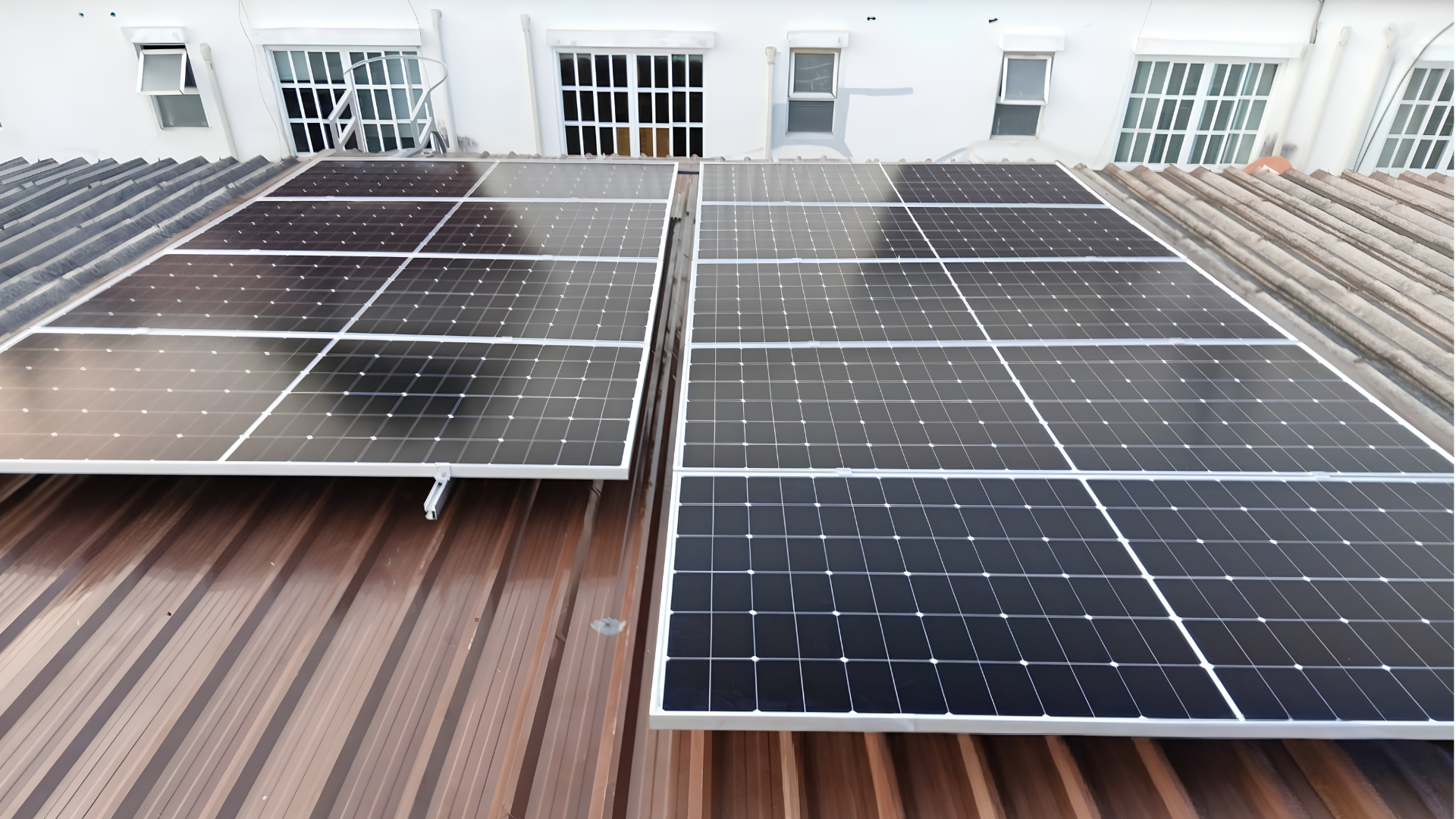 โซล่าเซลล์บนหลังคาบ้านพักอาศัย กำลังการผลิตติดตั้ง 4.905 kWp