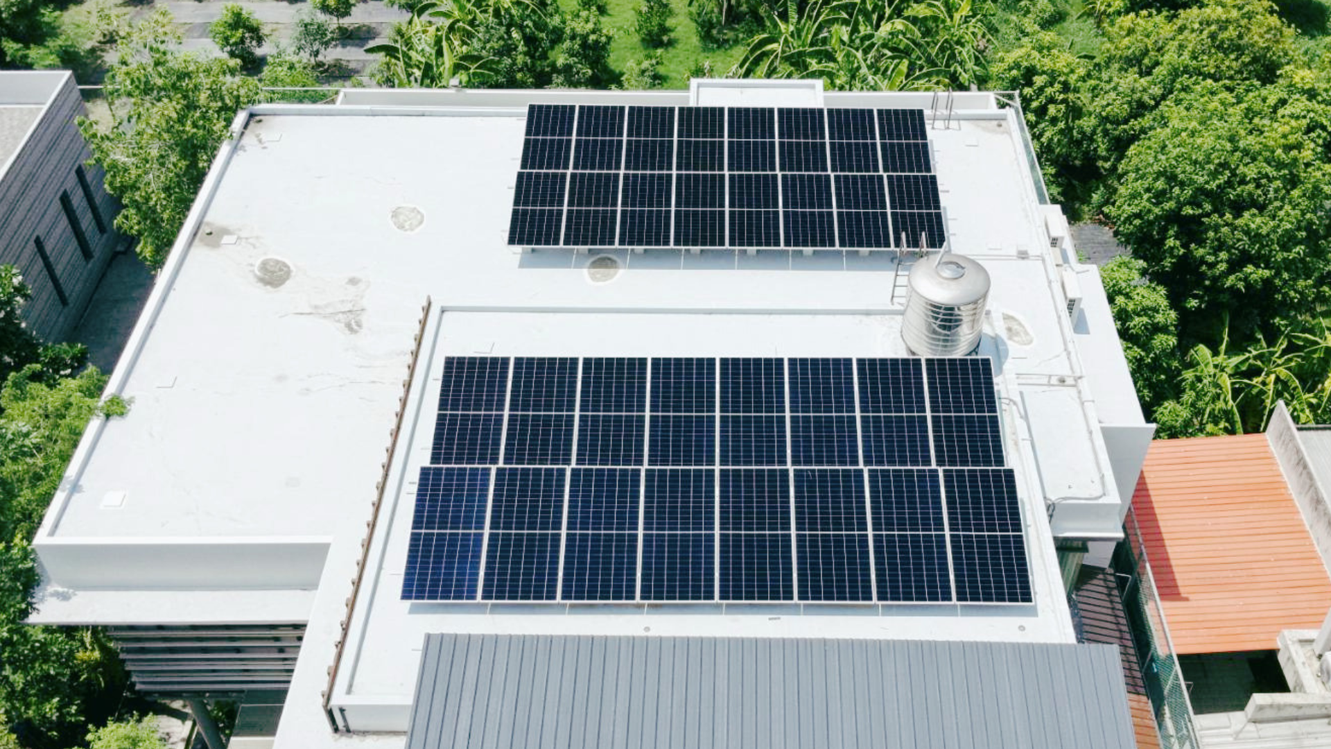 โซล่าเซลล์บนหลังคาบ้านพักอาศัย กำลังการผลิตติดตั้ง 19.98 kWp